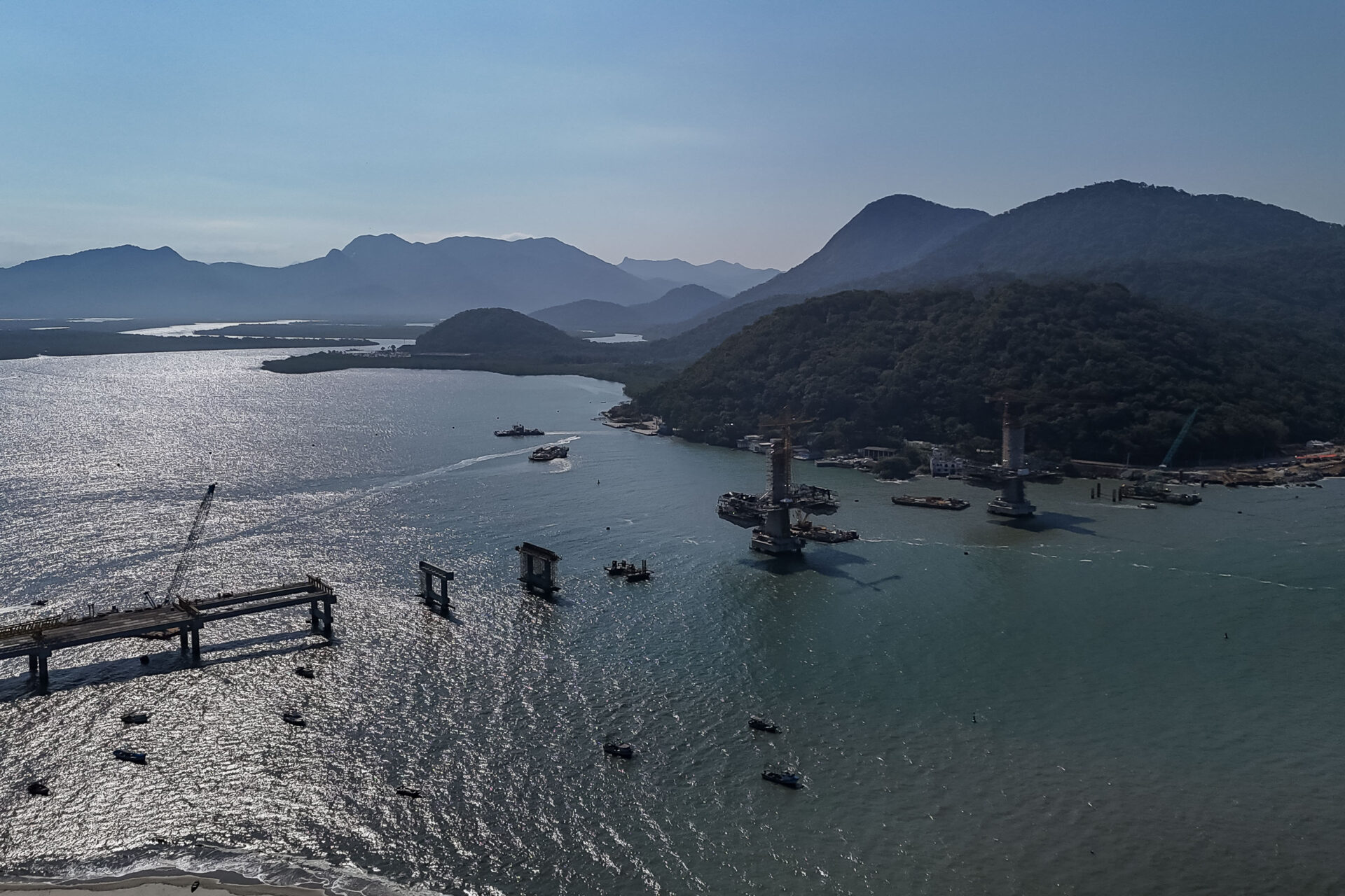 Começa a instalação dos cabos de aço no trecho estaiado da Ponte de Guaratuba