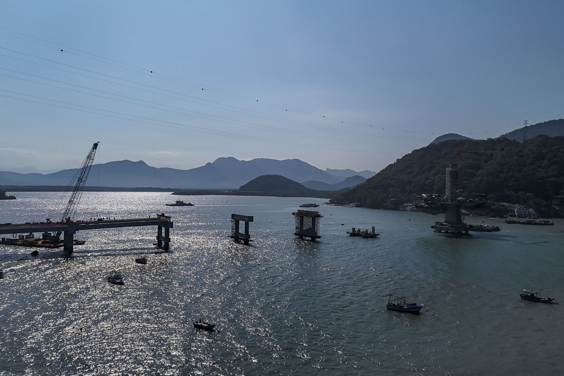 Começa a instalação dos cabos de aço no trecho estaiado da Ponte de Guaratuba