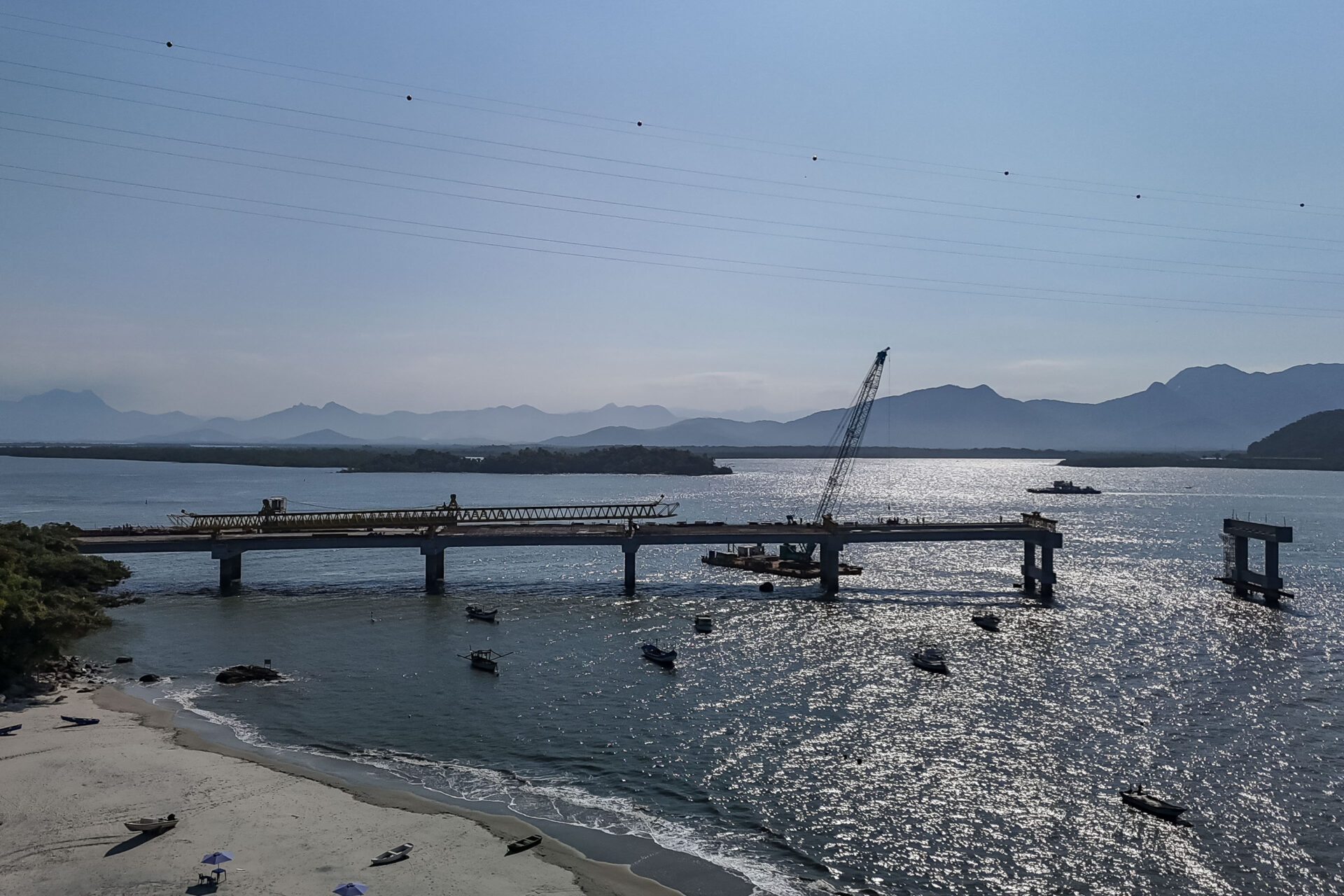 Começa a instalação dos cabos de aço no trecho estaiado da Ponte de Guaratuba