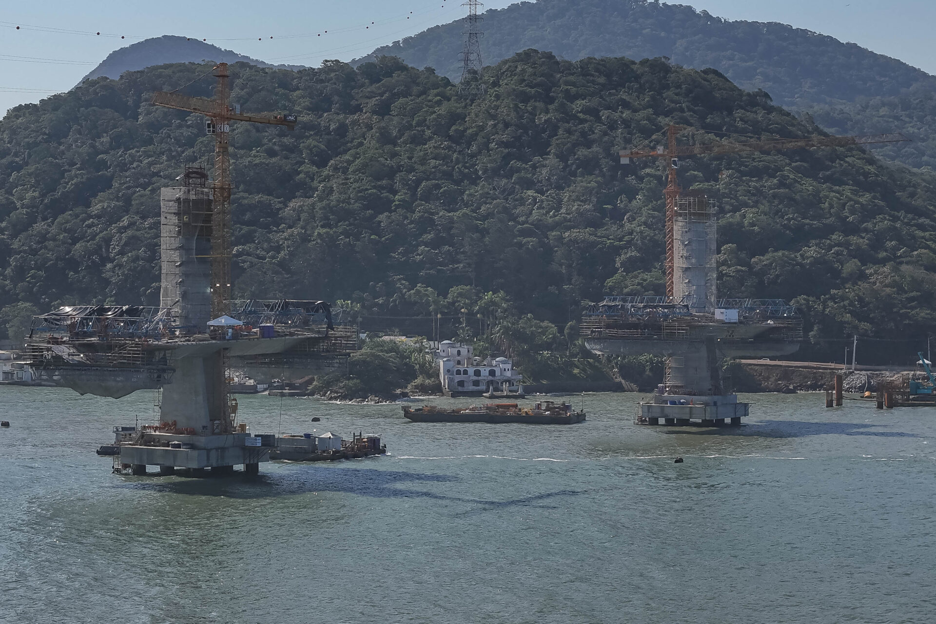Começa a instalação dos cabos de aço no trecho estaiado da Ponte de Guaratuba