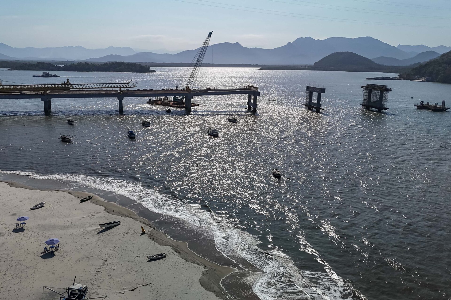 Começa a instalação dos cabos de aço no trecho estaiado da Ponte de Guaratuba