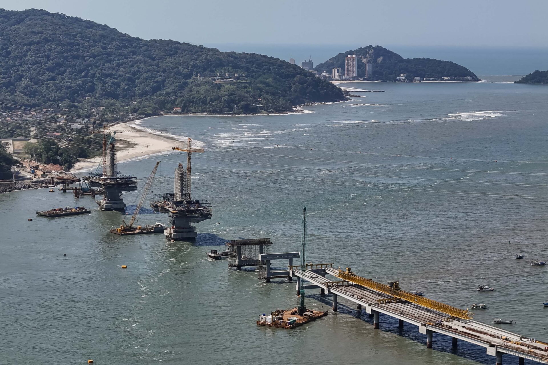 Começa a instalação dos cabos de aço no trecho estaiado da Ponte de Guaratuba