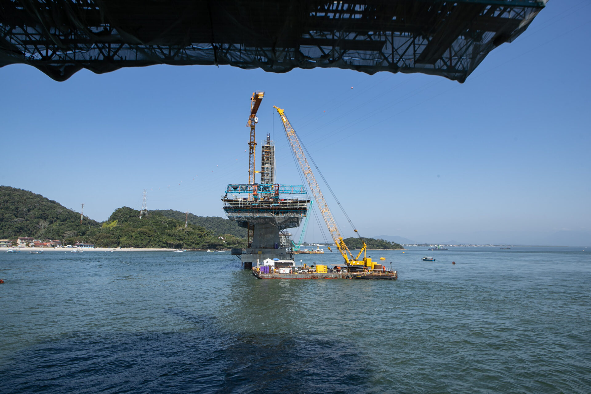 Começa a instalação dos cabos de aço no trecho estaiado da Ponte de Guaratuba