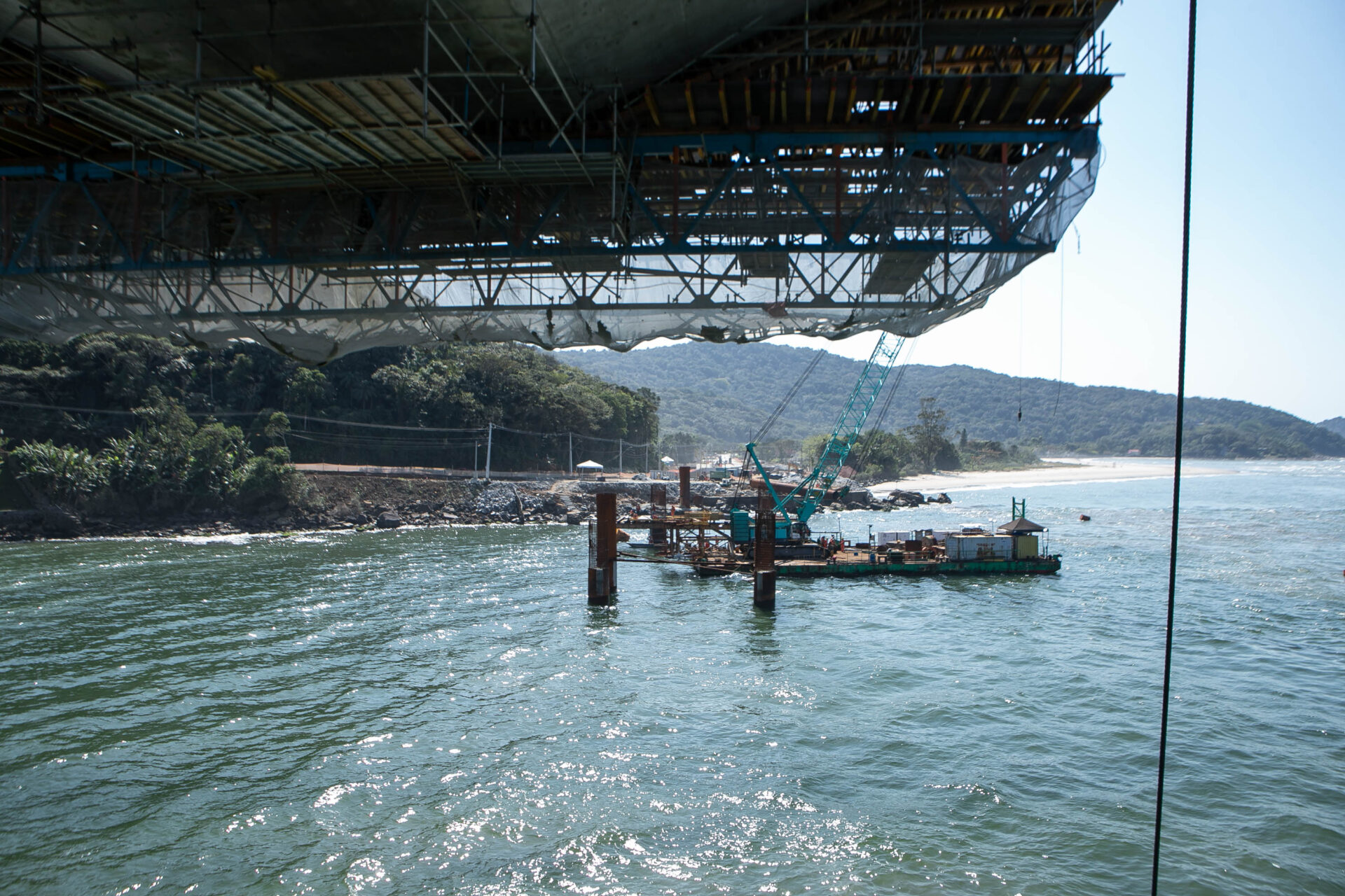 Começa a instalação dos cabos de aço no trecho estaiado da Ponte de Guaratuba