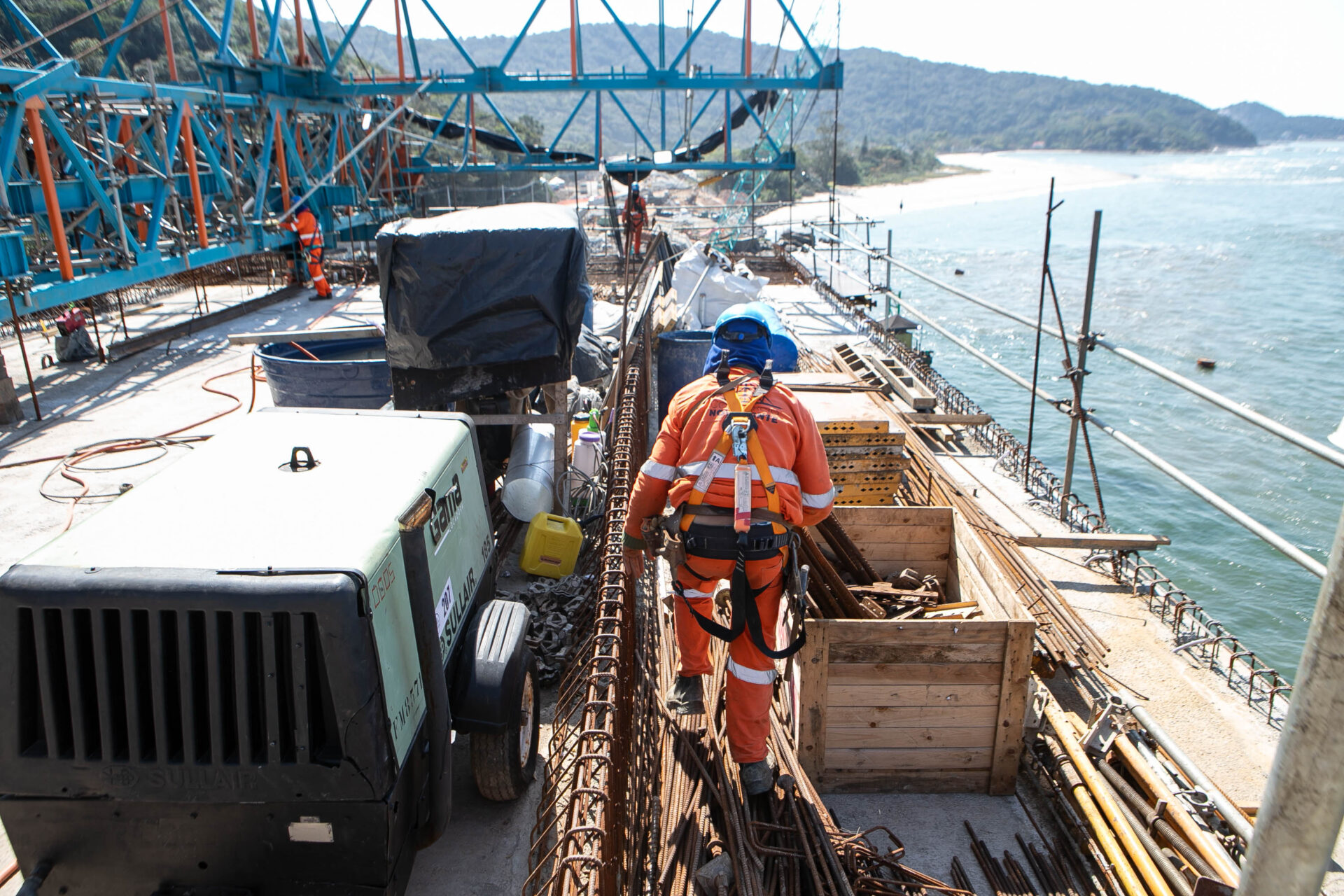 Começa a instalação dos cabos de aço no trecho estaiado da Ponte de Guaratuba