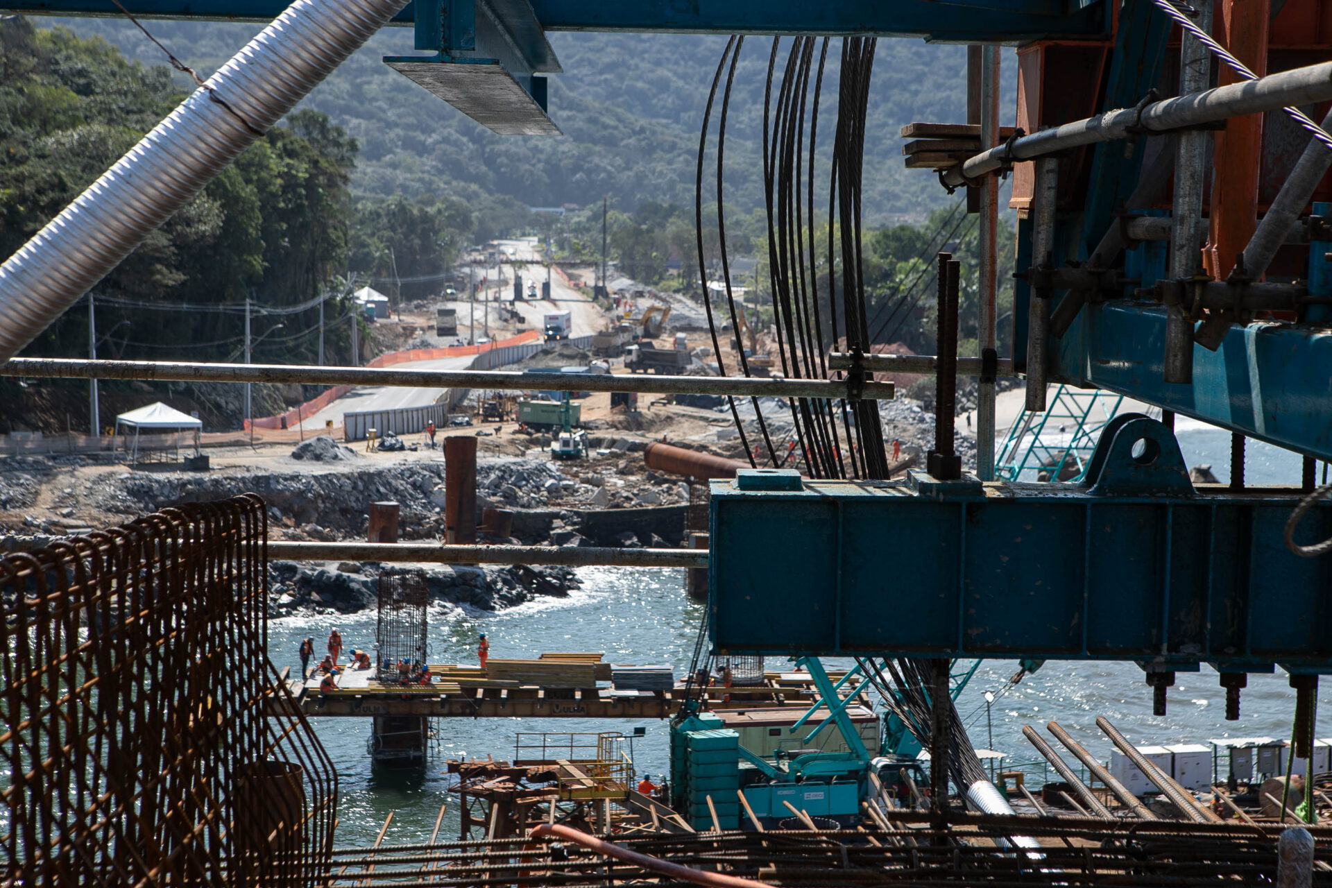 Começa a instalação dos cabos de aço no trecho estaiado da Ponte de Guaratuba