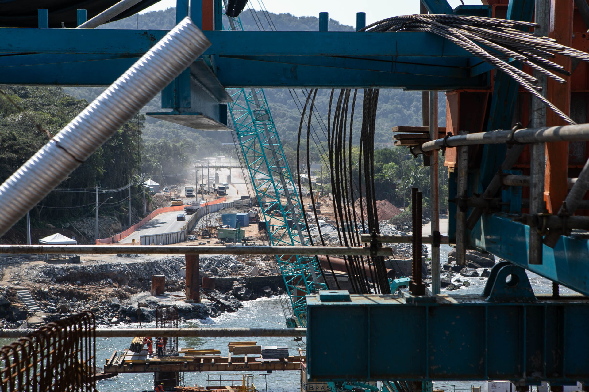 Começa a instalação dos cabos de aço no trecho estaiado da Ponte de Guaratuba