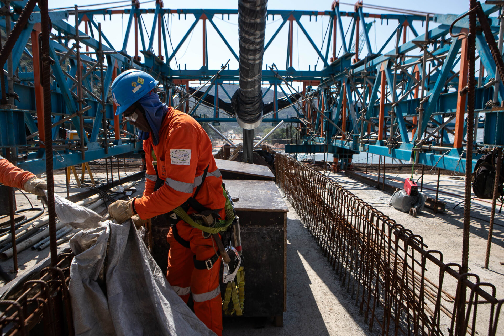 Começa a instalação dos cabos de aço no trecho estaiado da Ponte de Guaratuba
