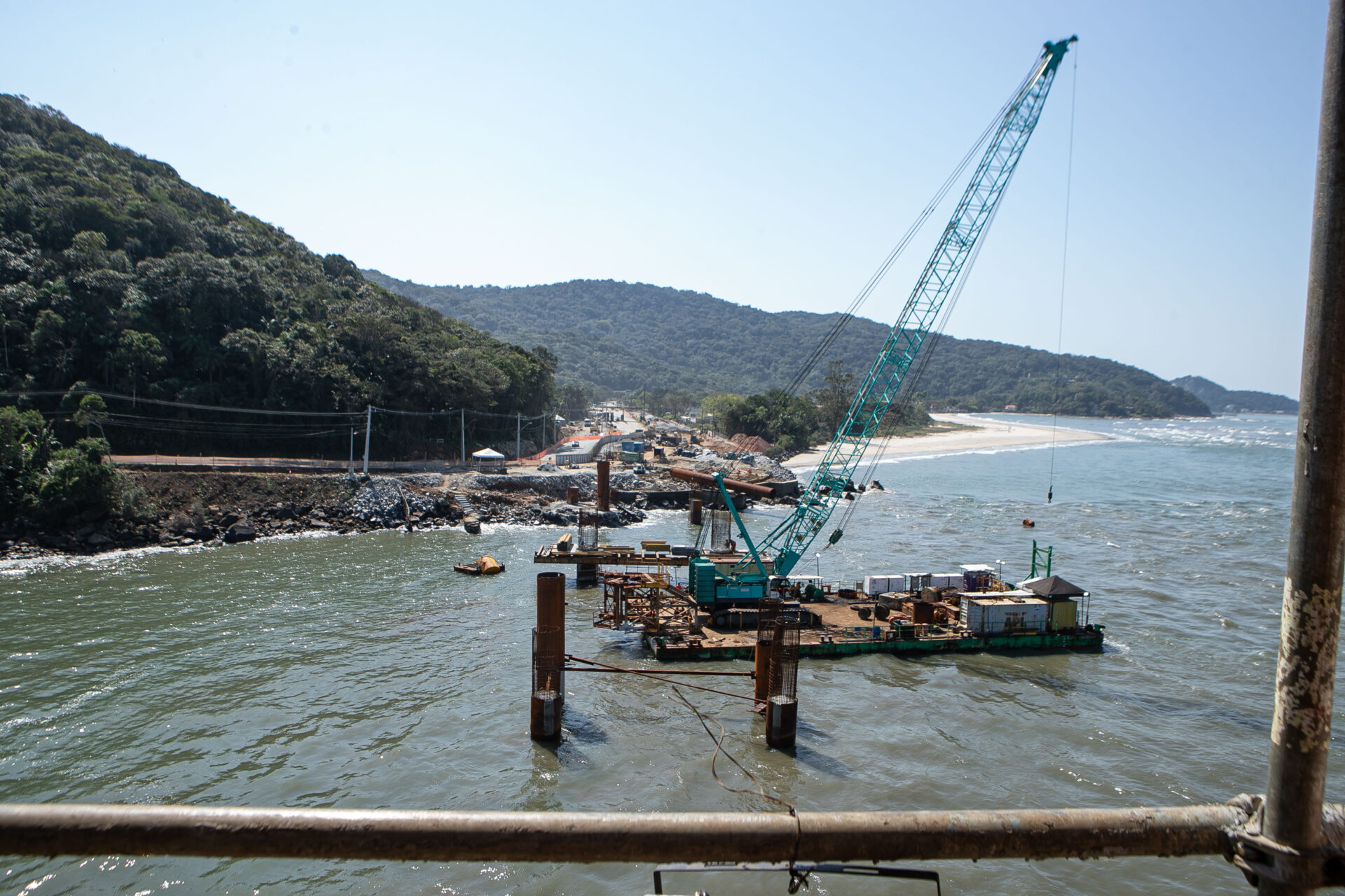 Começa a instalação dos cabos de aço no trecho estaiado da Ponte de Guaratuba