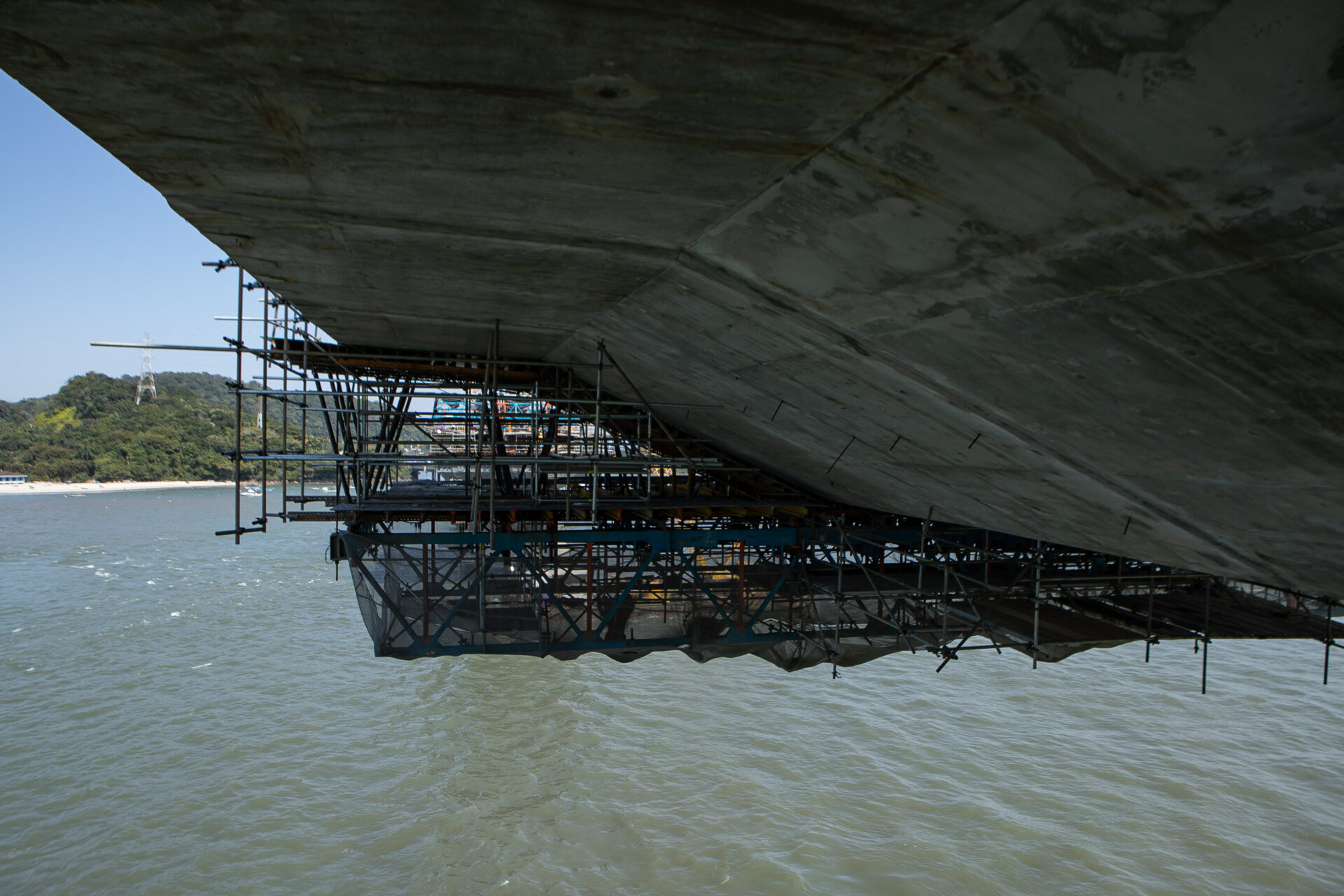Começa a instalação dos cabos de aço no trecho estaiado da Ponte de Guaratuba