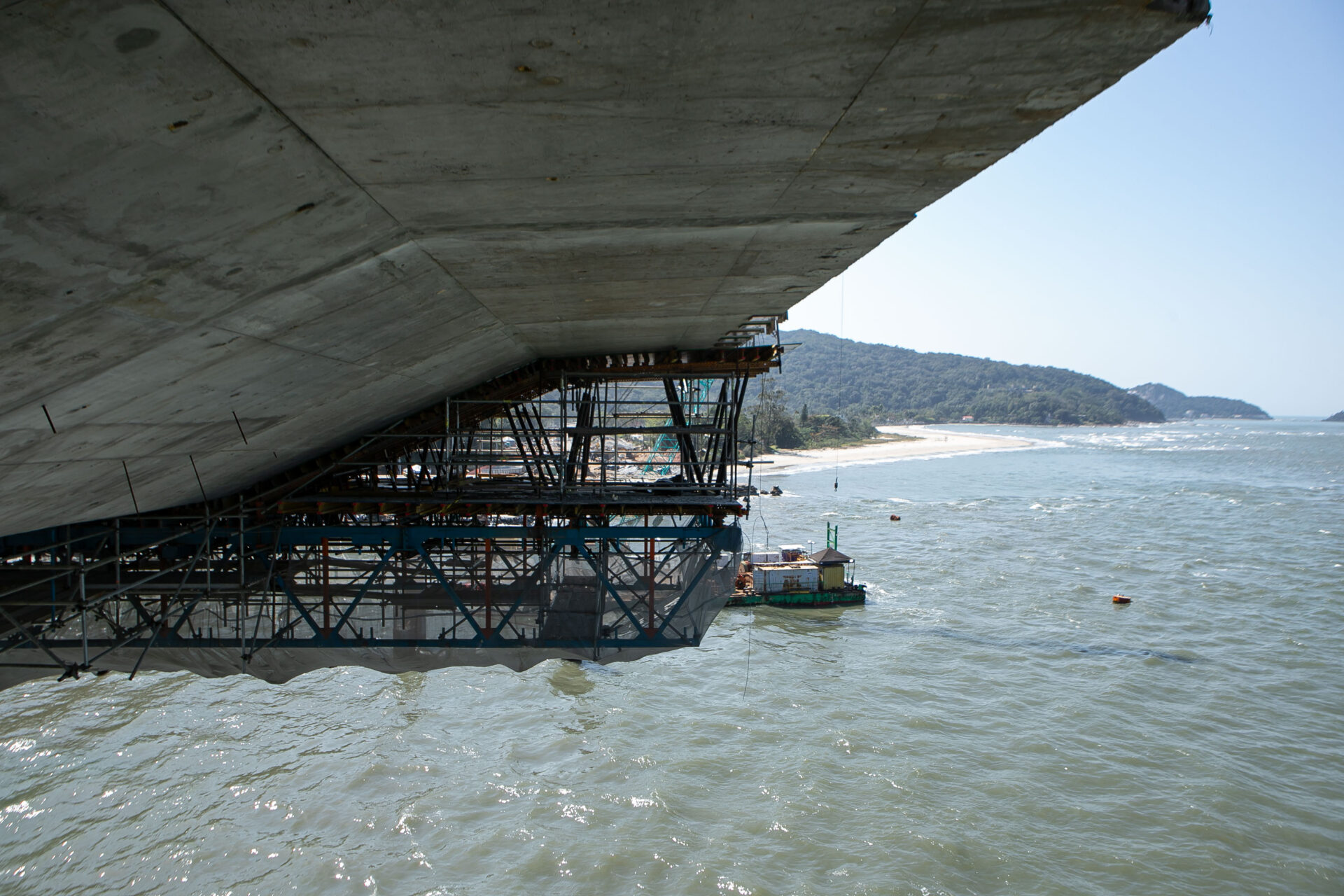 Começa a instalação dos cabos de aço no trecho estaiado da Ponte de Guaratuba