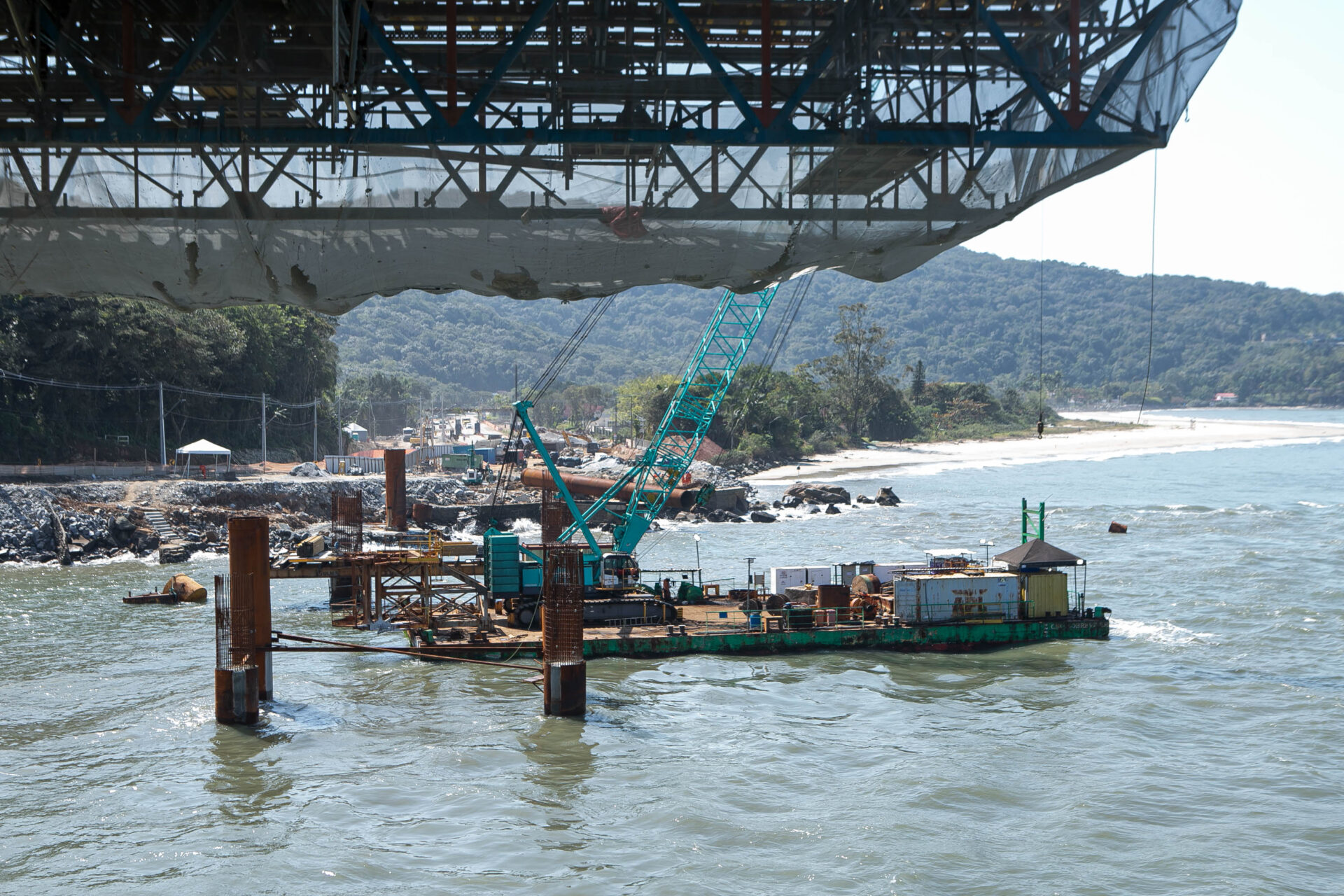 Começa a instalação dos cabos de aço no trecho estaiado da Ponte de Guaratuba