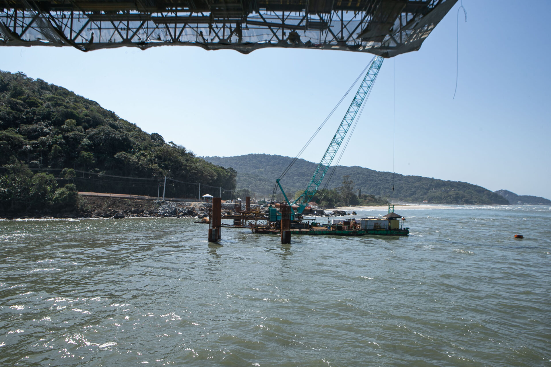 Começa a instalação dos cabos de aço no trecho estaiado da Ponte de Guaratuba