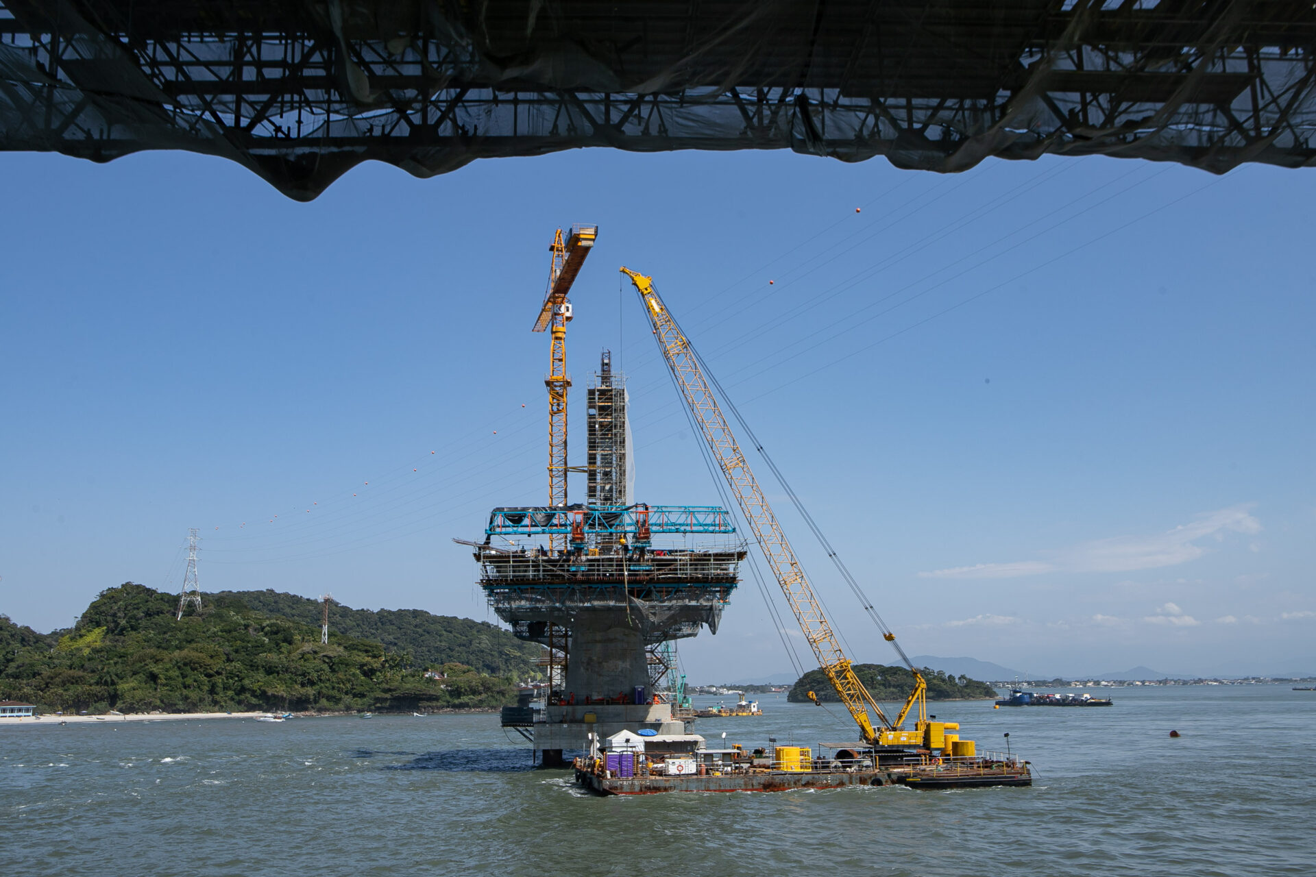 Começa a instalação dos cabos de aço no trecho estaiado da Ponte de Guaratuba