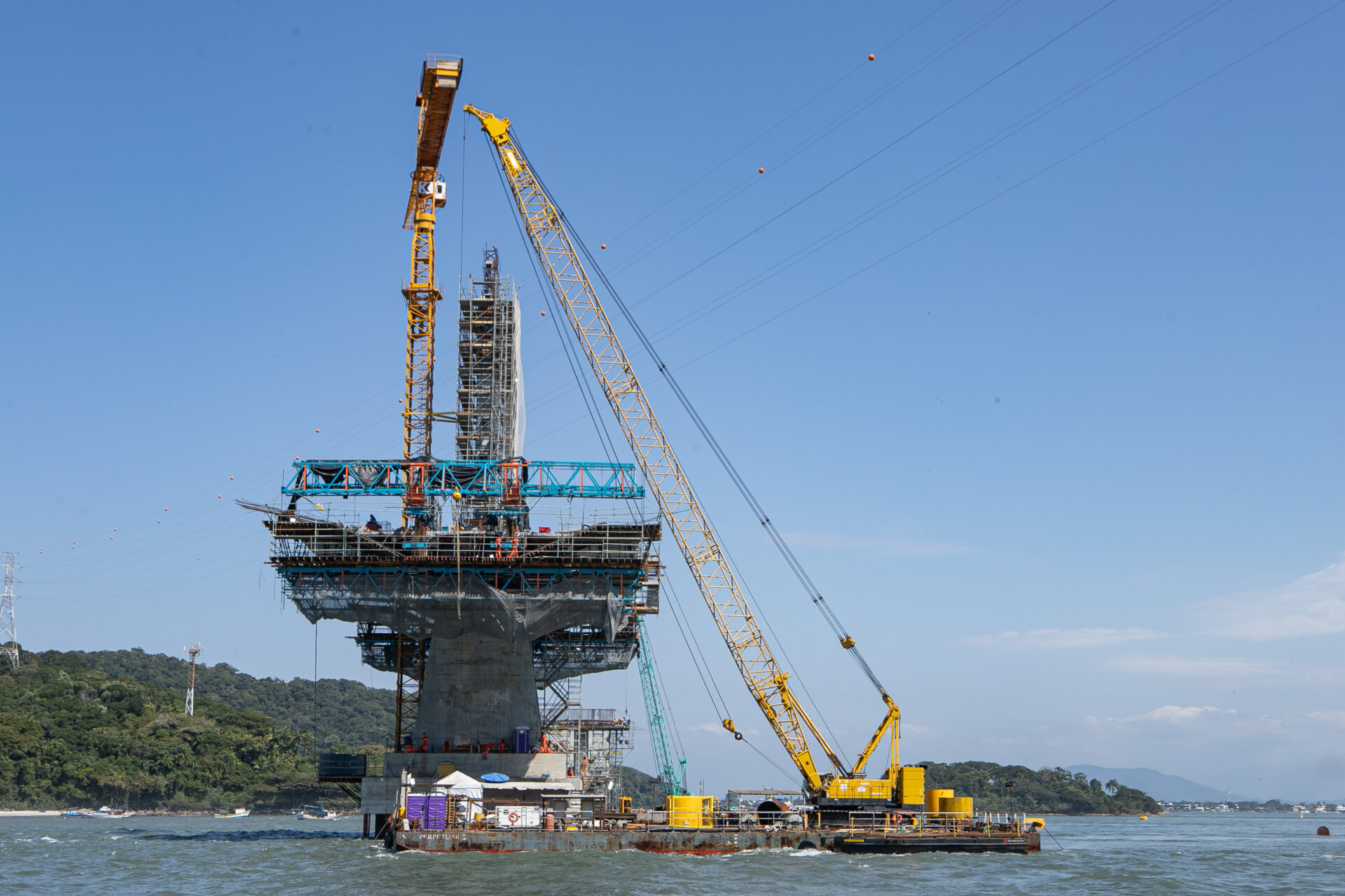 Começa a instalação dos cabos de aço no trecho estaiado da Ponte de Guaratuba