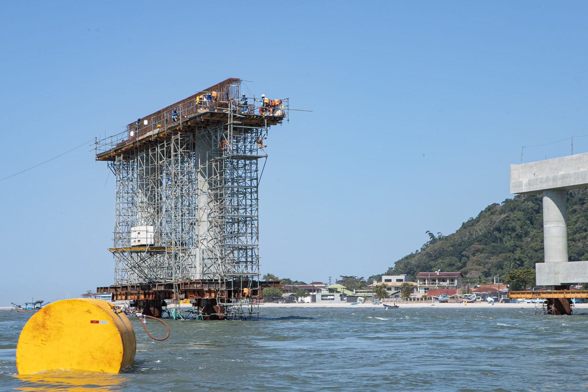 Começa a instalação dos cabos de aço no trecho estaiado da Ponte de Guaratuba