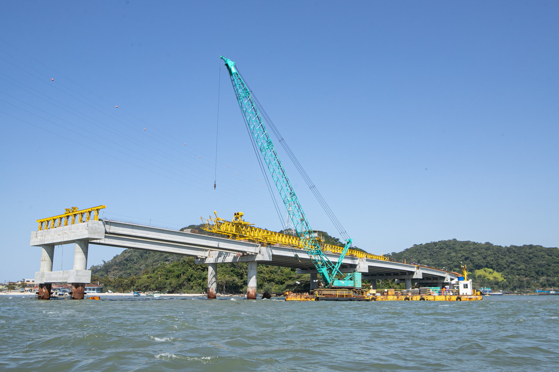 Começa a instalação dos cabos de aço no trecho estaiado da Ponte de Guaratuba