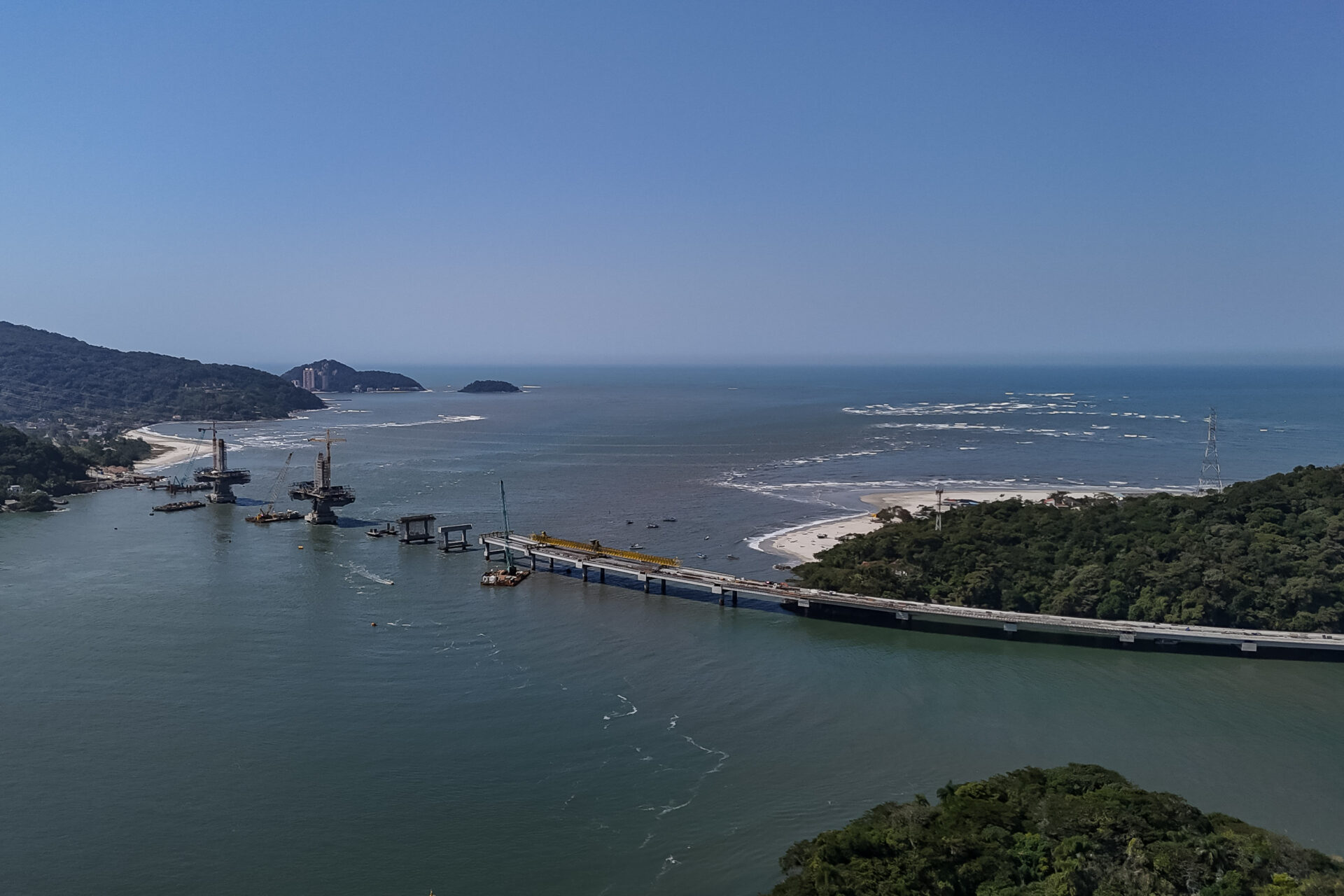 Começa a instalação dos cabos de aço no trecho estaiado da Ponte de Guaratuba