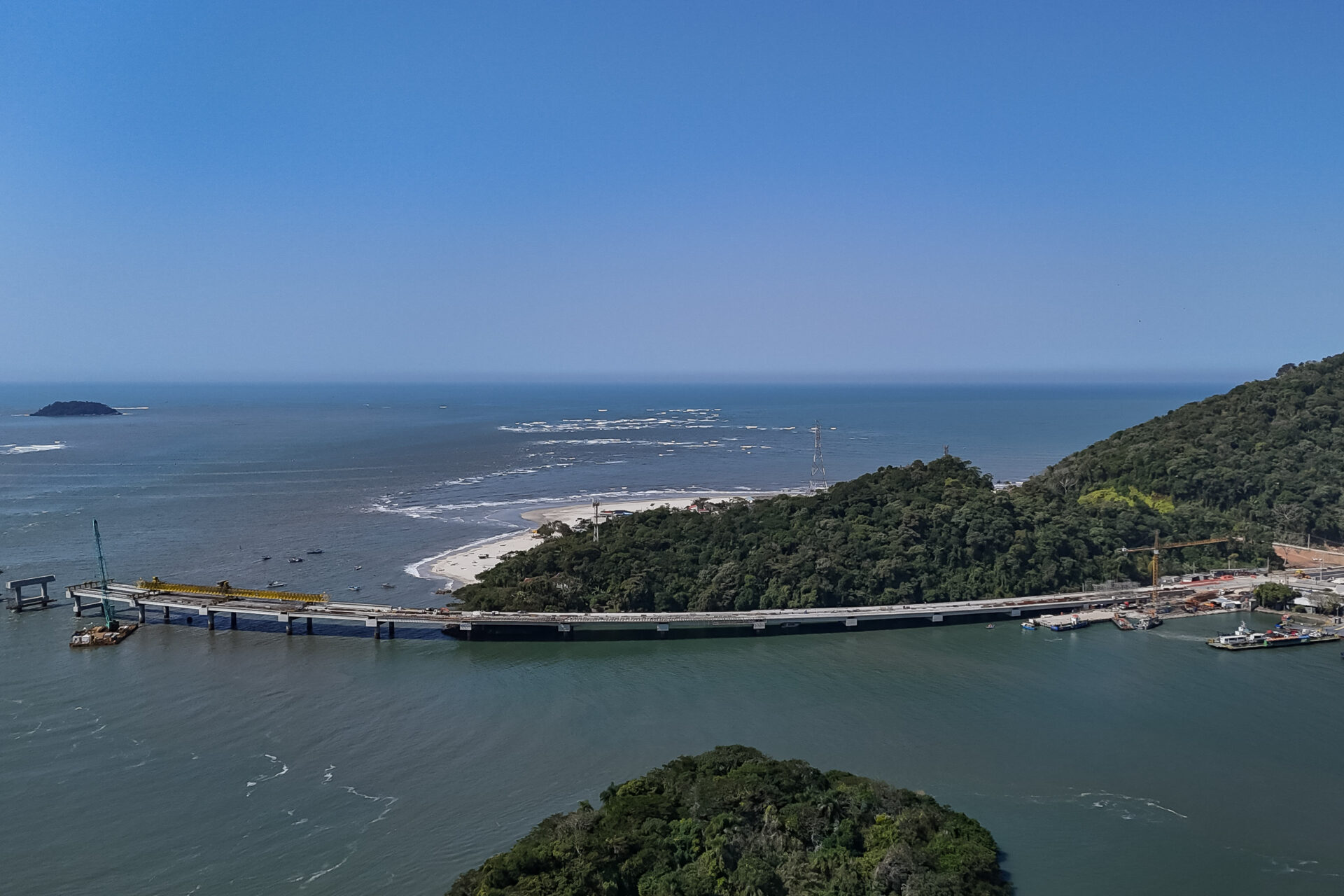 Começa a instalação dos cabos de aço no trecho estaiado da Ponte de Guaratuba