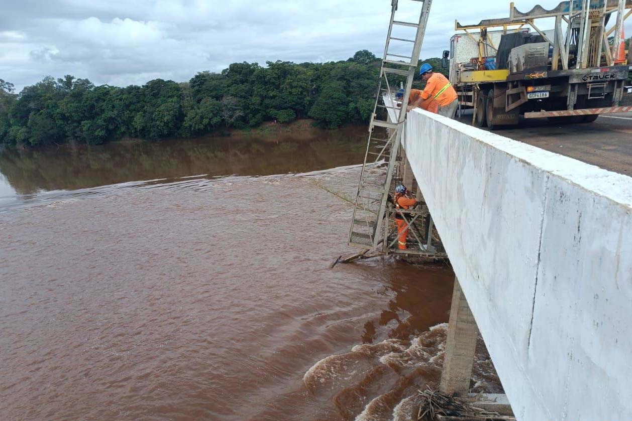 Ponte sobre o Rio Ivaí entre Floresta e Engenheiro Beltrão passa por reformas