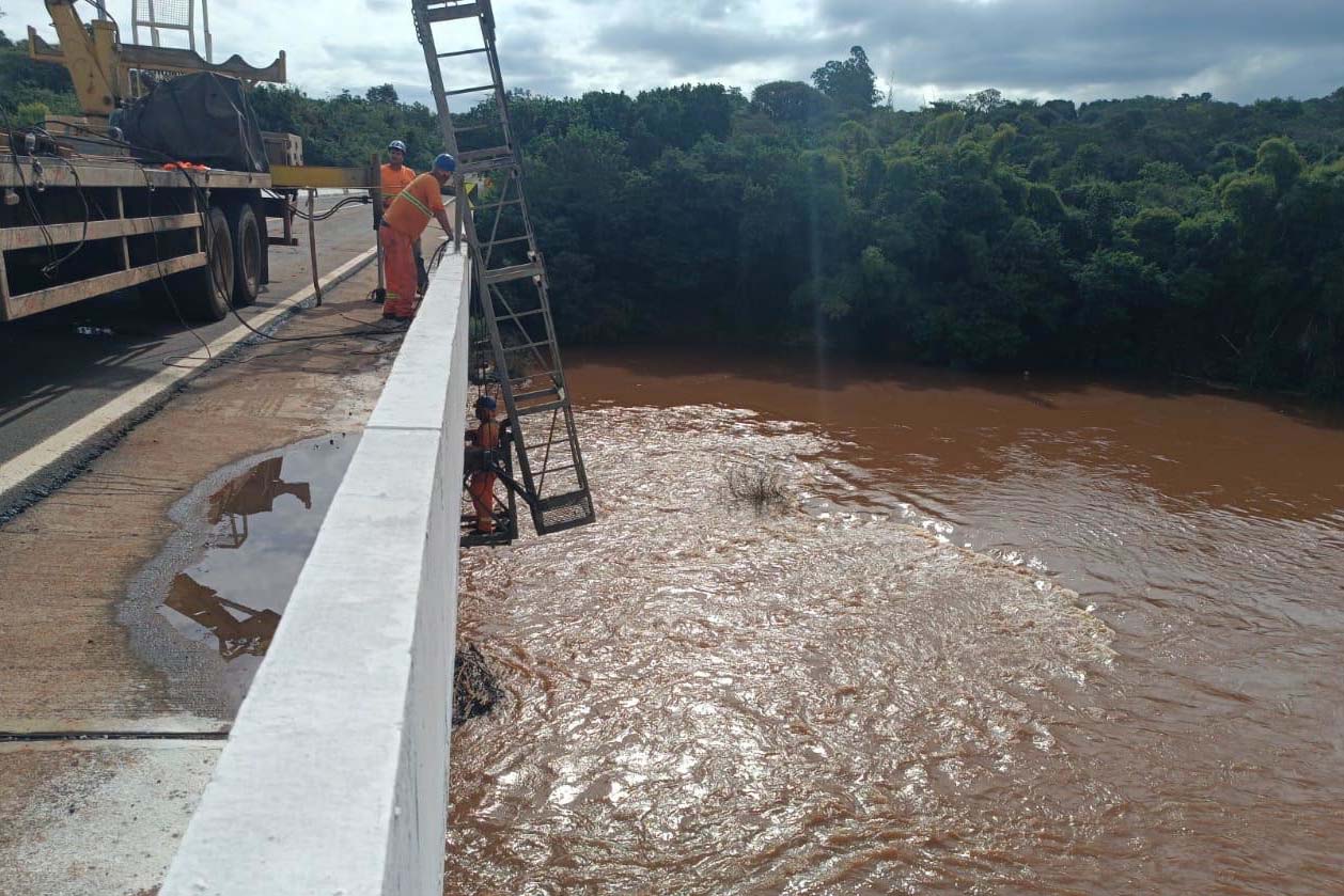 Ponte sobre o Rio Ivaí entre Floresta e Engenheiro Beltrão passa por reformas