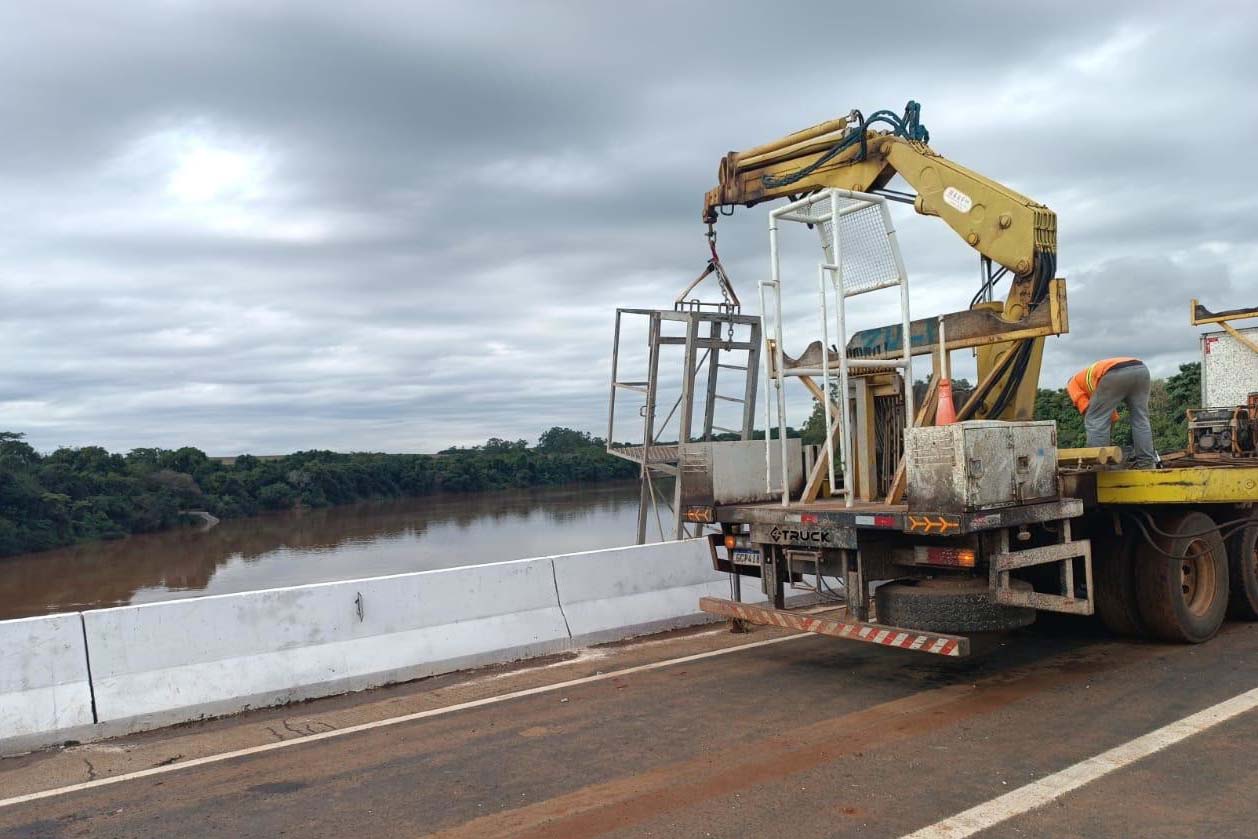 Ponte sobre o Rio Ivaí entre Floresta e Engenheiro Beltrão passa por reformas