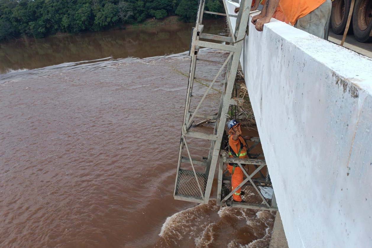 Ponte sobre o Rio Ivaí entre Floresta e Engenheiro Beltrão passa por reformas