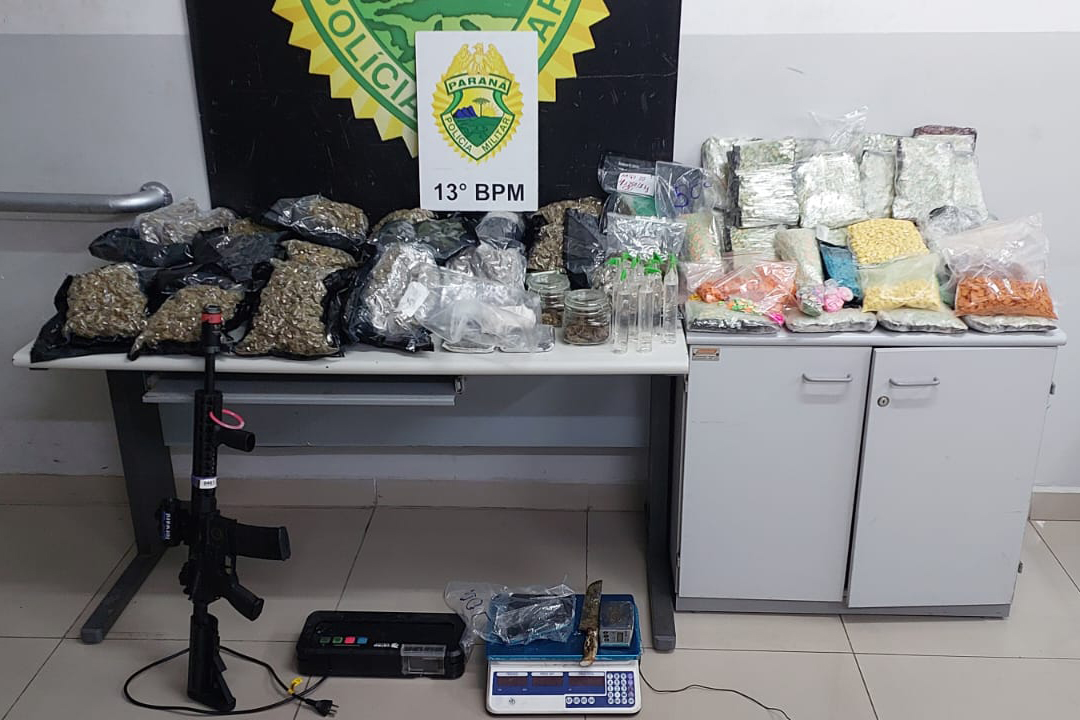 PMPR apreende simulacro de fuzil, ecstasy, haxixe e maconha em ação em Curitiba