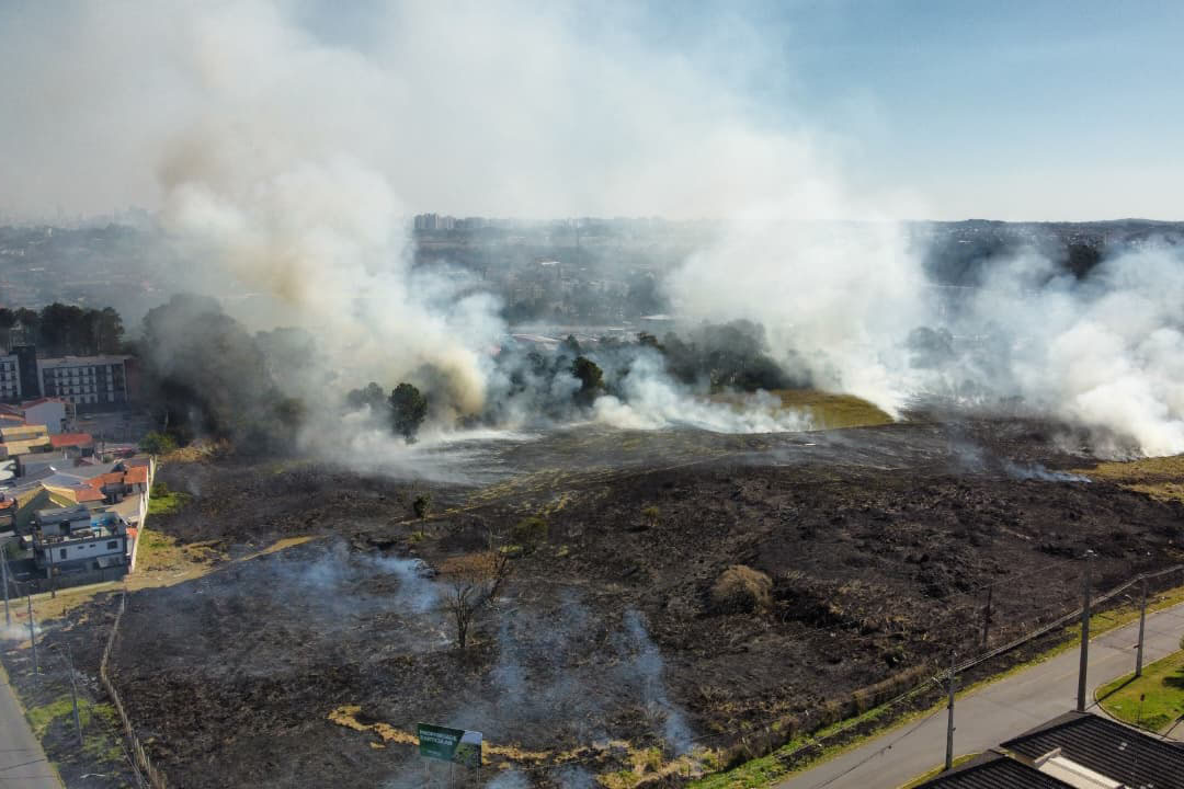 Bombeiros alertam: fogo em terrenos baldios pode causar grandes incêndios