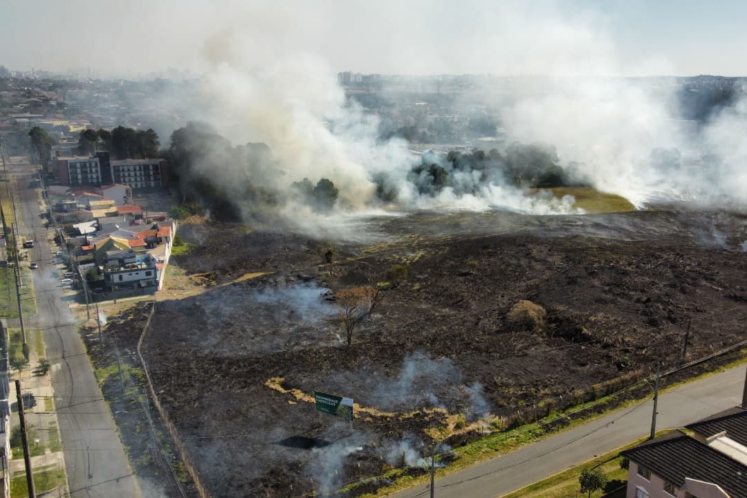 Bombeiros alertam: fogo em terrenos baldios pode causar grandes incêndios