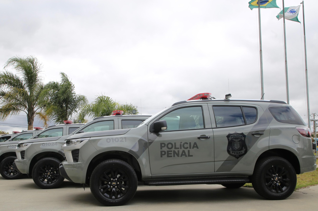 Governo entrega 17 novas viaturas para reforçar atuação das polícias Científica e Penal