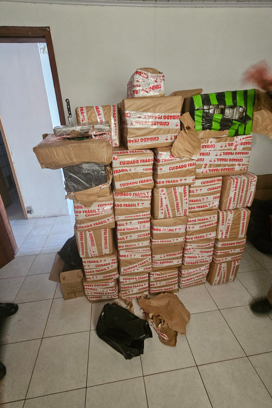 PMPR apreende 1,5 tonelada de maconha ao atender ocorrência de ameaça familiar em Curitiba