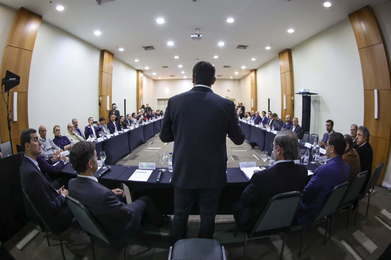 Ratinho Junior apresenta avanços do Paraná a associação de incorpordores imobiliários