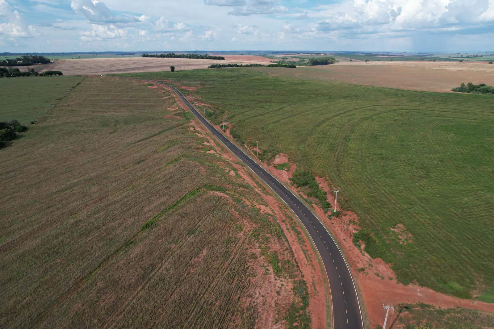 Estado investe R$ 5,9 milhões e pavimenta estrada usada por produtores rurais de Alto Piquiri
