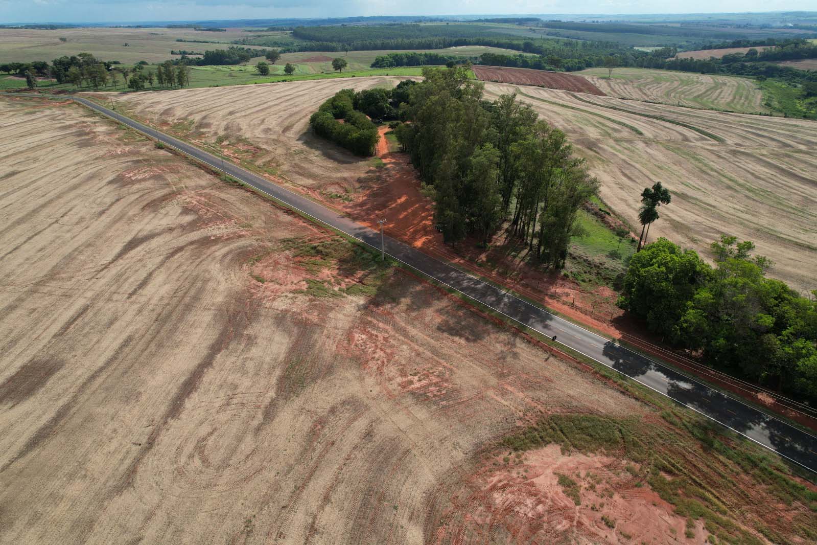 Estado investe R$ 5,9 milhões e pavimenta estrada usada por produtores rurais de Alto Piquiri