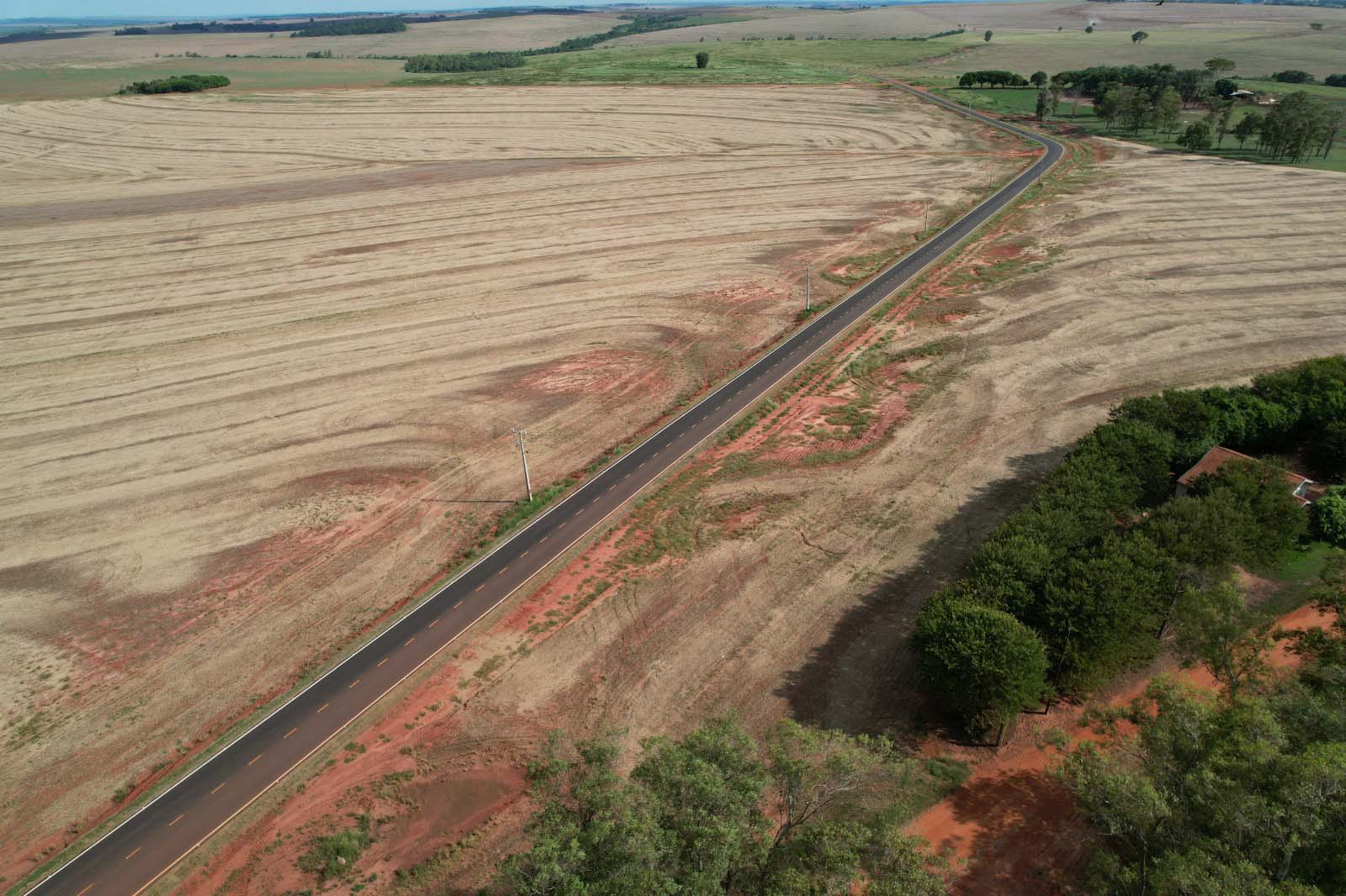 Estado investe R$ 5,9 milhões e pavimenta estrada usada por produtores rurais de Alto Piquiri