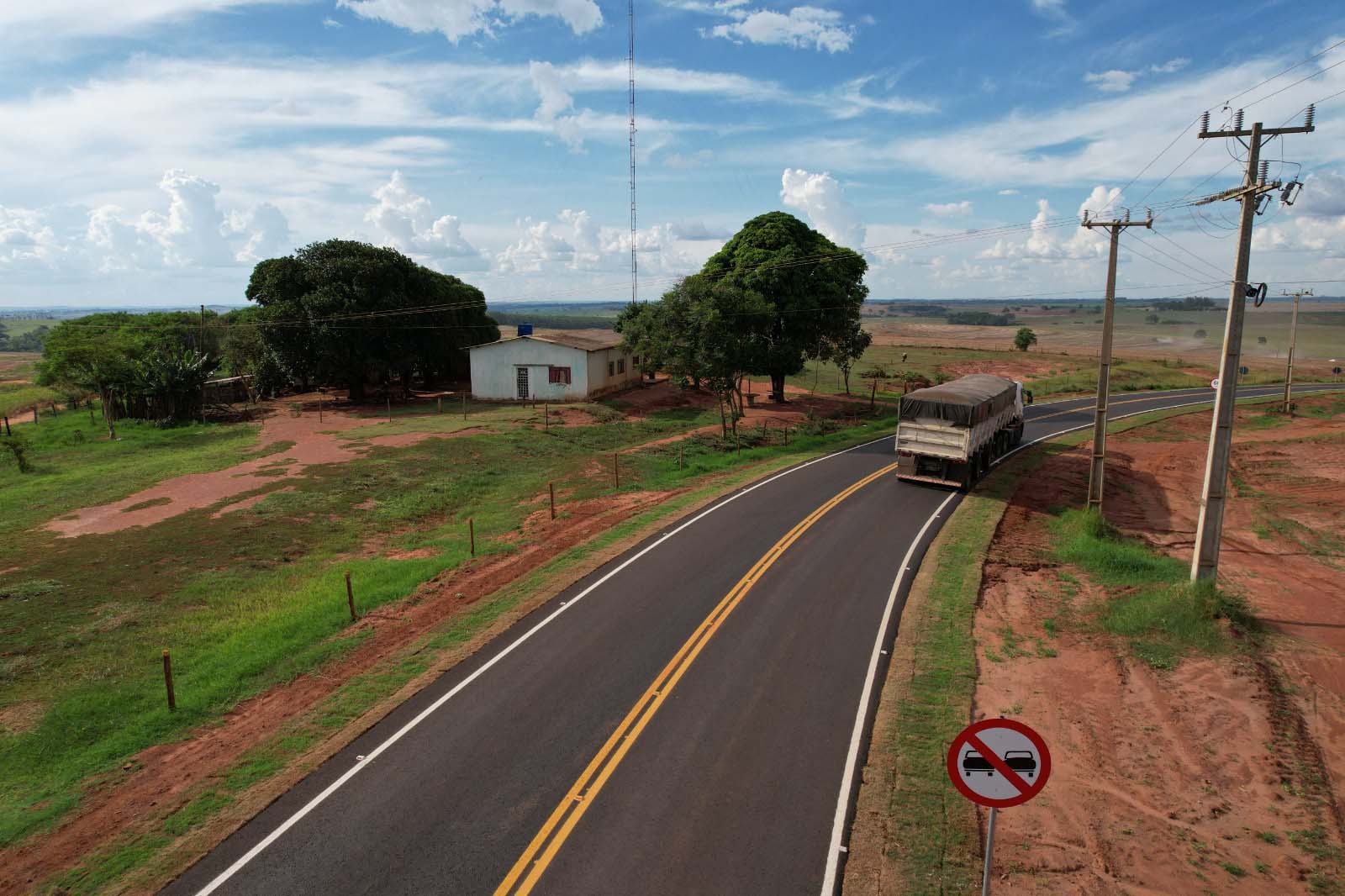 Estado investe R$ 5,9 milhões e pavimenta estrada usada por produtores rurais de Alto Piquiri
