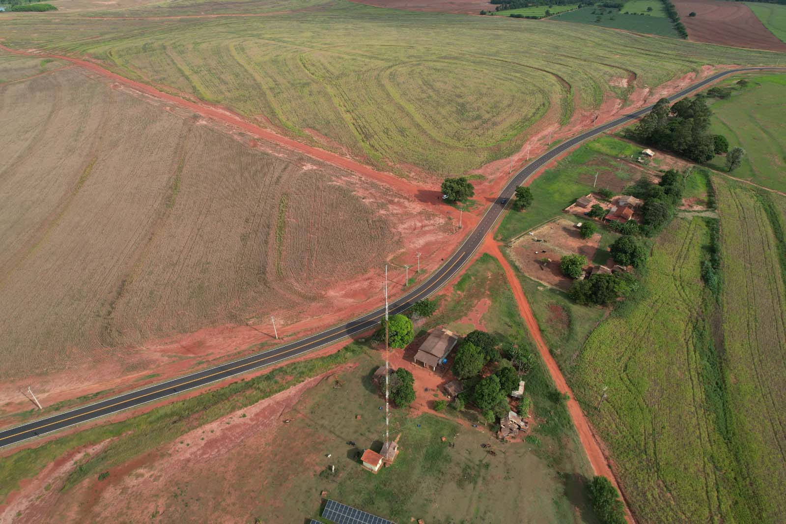 Estado investe R$ 5,9 milhões e pavimenta estrada usada por produtores rurais de Alto Piquiri