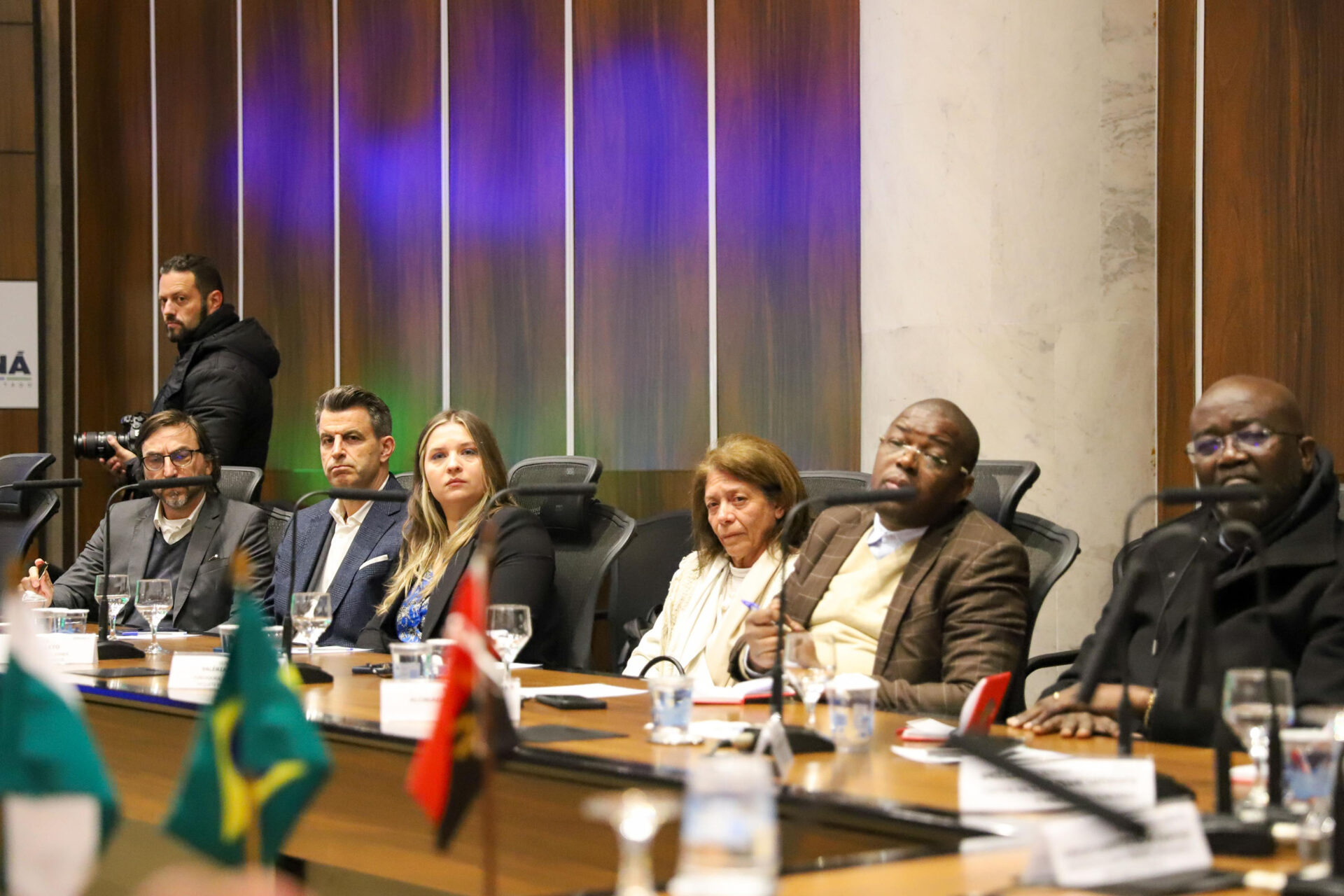 Angola e República Dominicana: Piana apresenta programas do Estado e prospecta parcerias