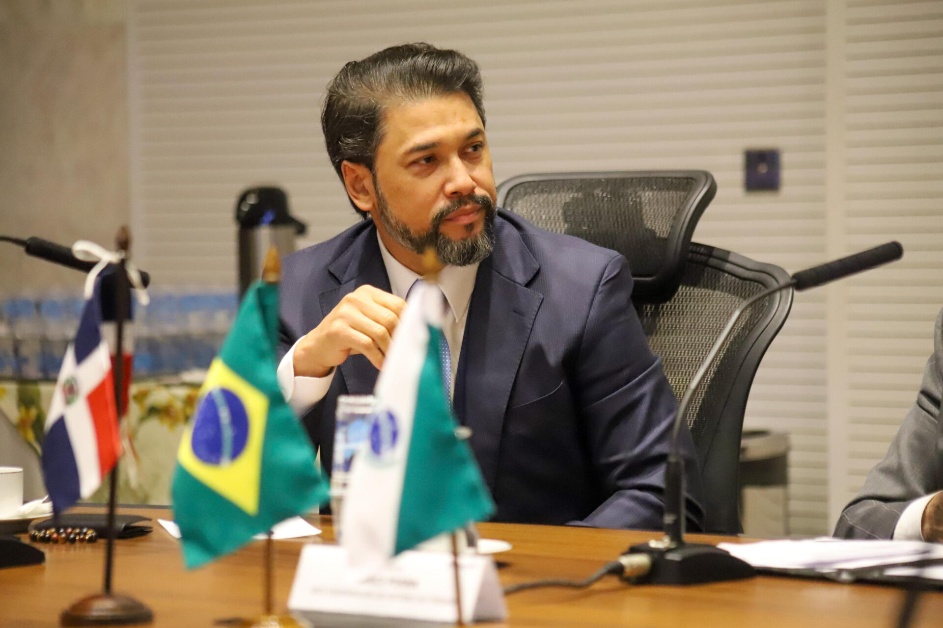 Angola e República Dominicana: Piana apresenta programas do Estado e prospecta parcerias