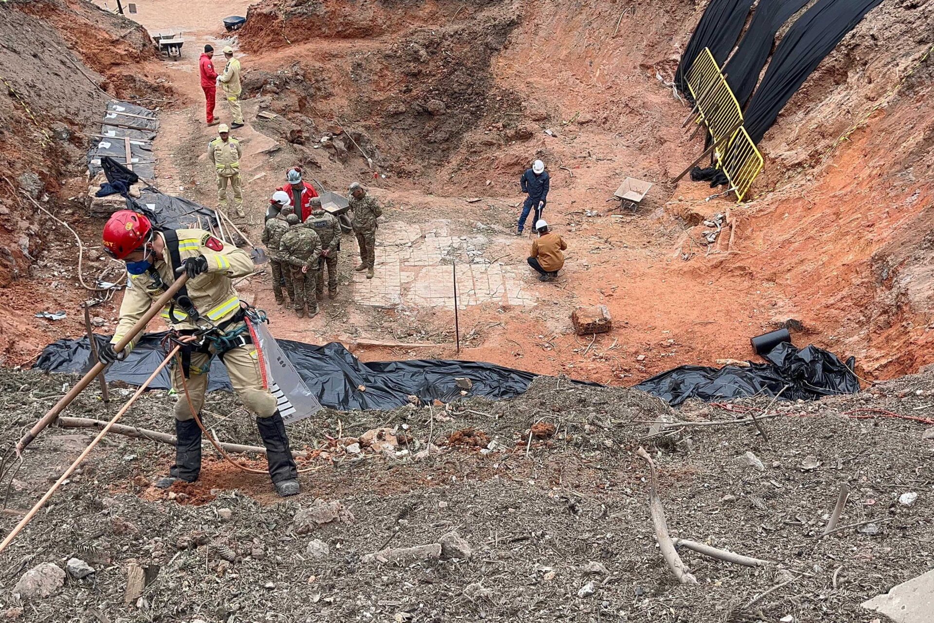 Explosão na RMC: após coleta de vestígios, trabalhos seguem com a identificação das vítimas