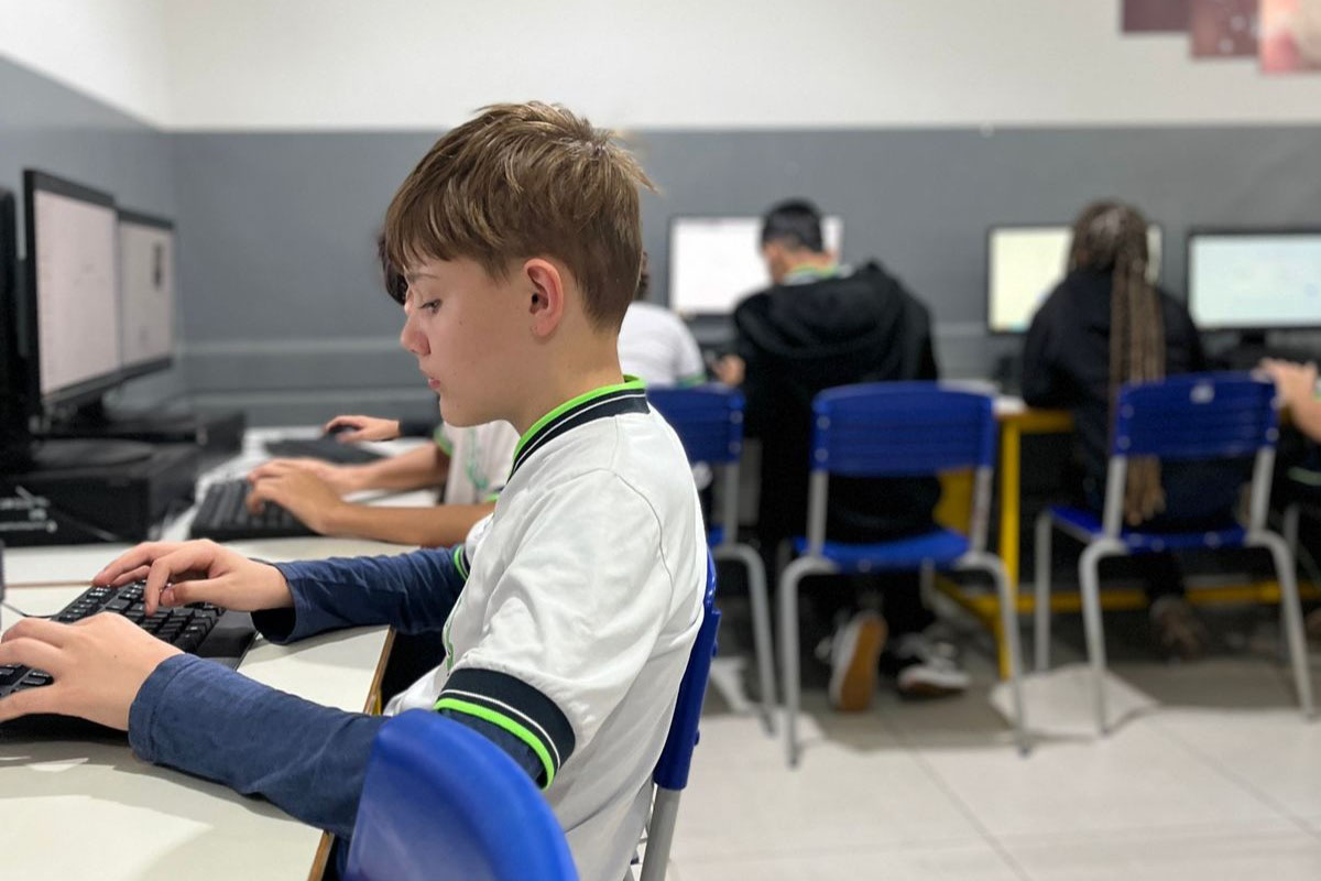 Com IA, alunos de colégio em Maringá criam capivara virtual que tira dúvidas no Instagram
