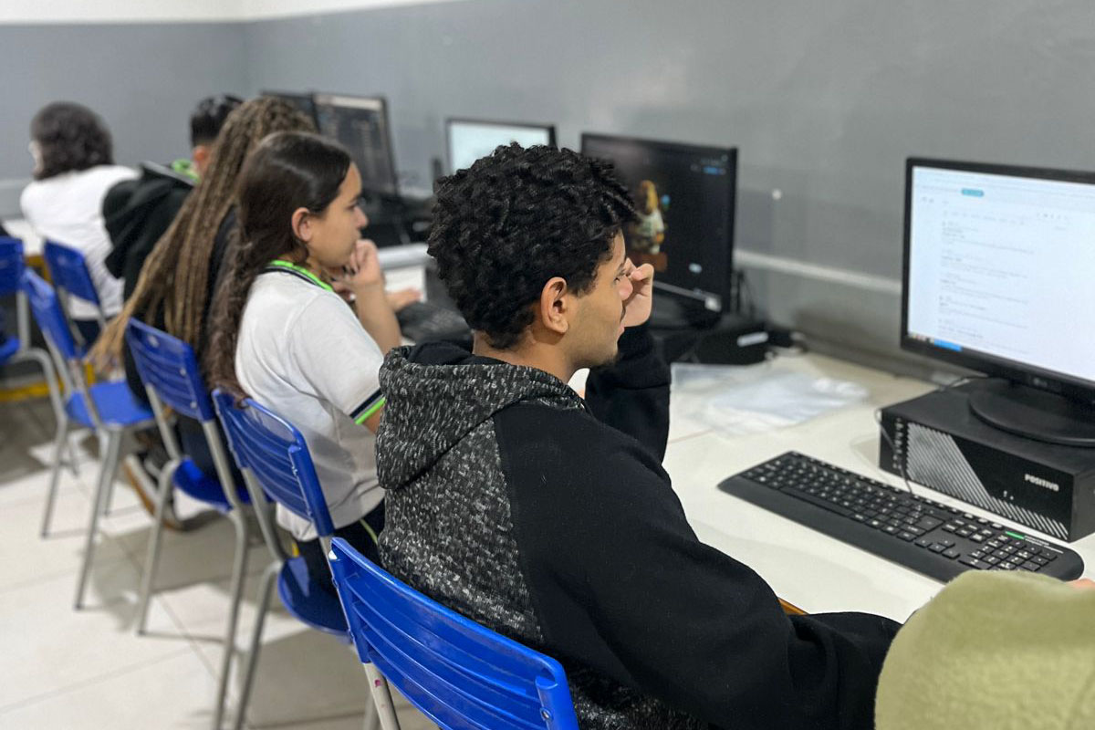 Com IA, alunos de colégio em Maringá criam capivara virtual que tira dúvidas no Instagram