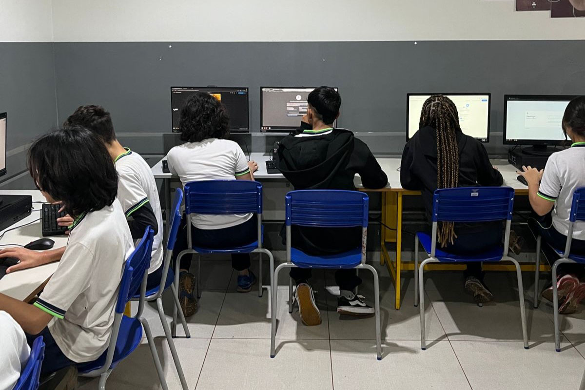 Com IA, alunos de colégio em Maringá criam capivara virtual que tira dúvidas no Instagram