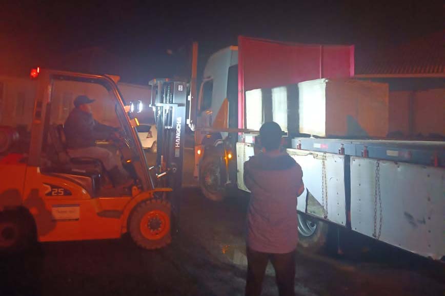 Defesa Civil encaminha 5,2 mil telhas para famílias afetadas por chuva de granizo em Castro