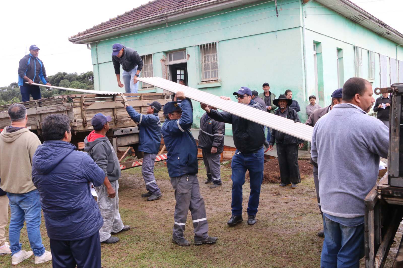Defesa Civil encaminha 5,2 mil telhas para famílias afetadas por chuva de granizo em Castro