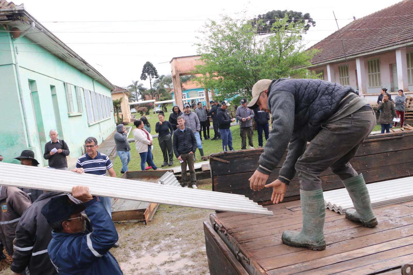 Defesa Civil encaminha 5,2 mil telhas para famílias afetadas por chuva de granizo em Castro