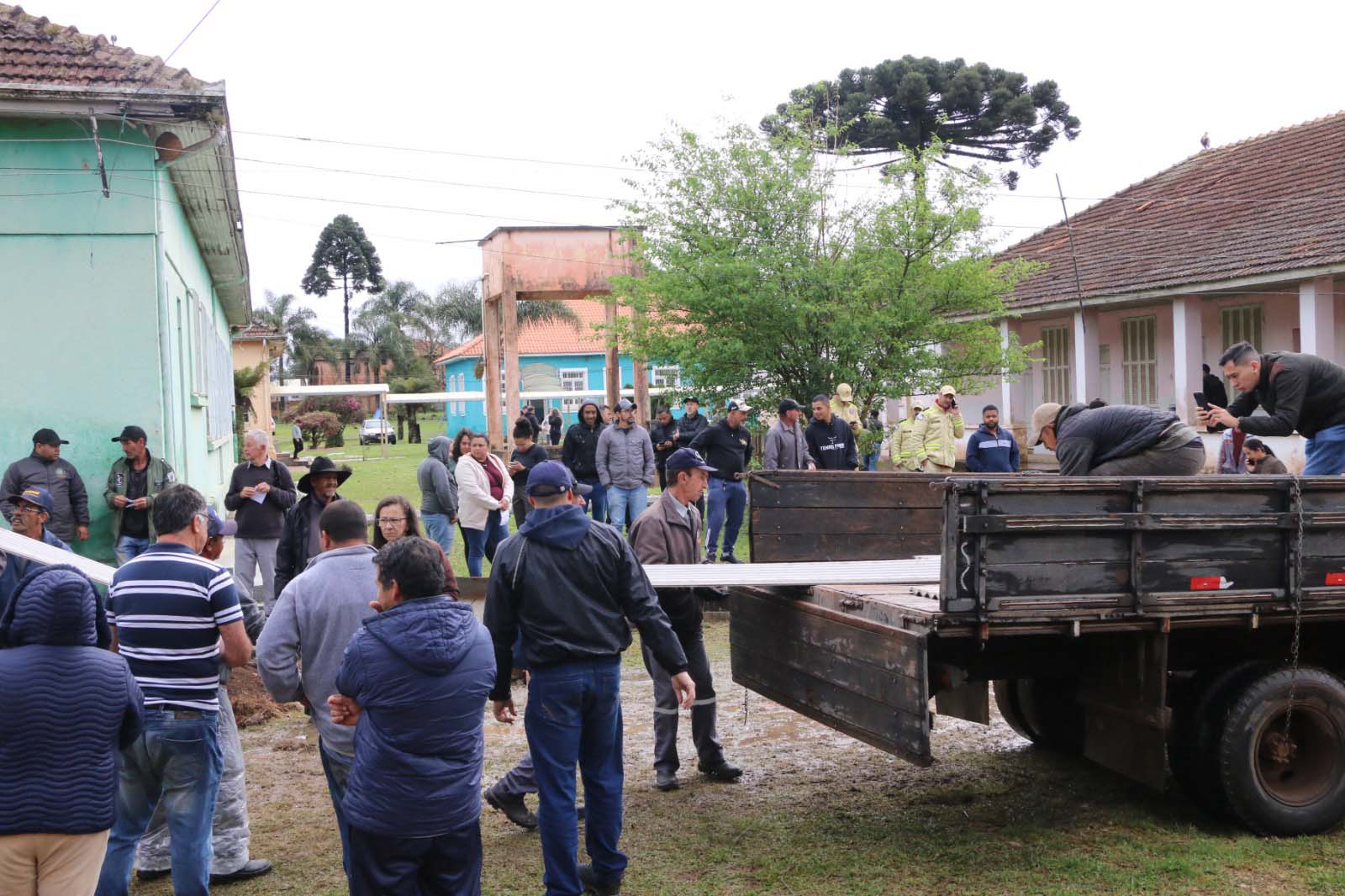 Defesa Civil encaminha 5,2 mil telhas para famílias afetadas por chuva de granizo em Castro