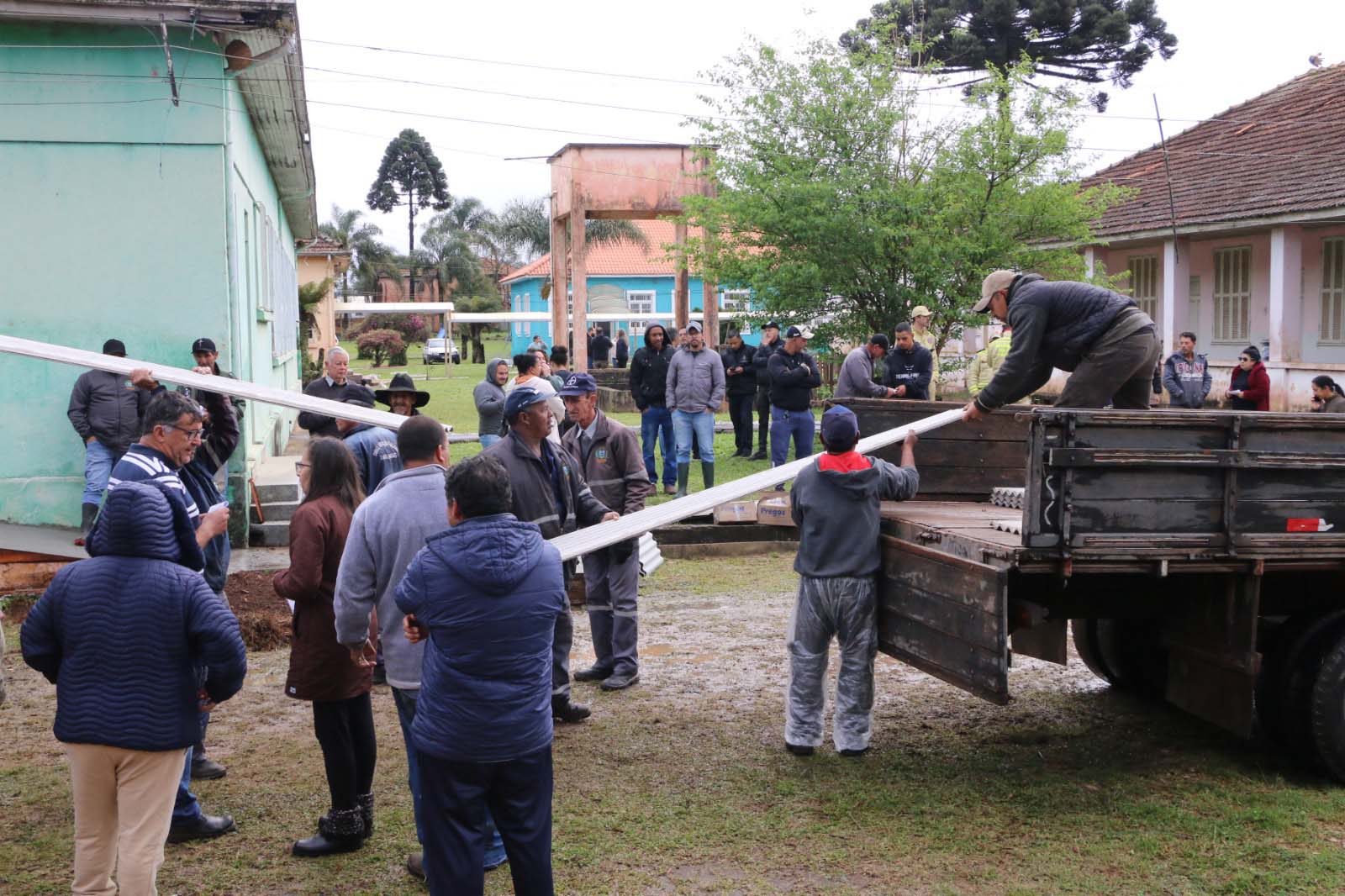 Defesa Civil encaminha 5,2 mil telhas para famílias afetadas por chuva de granizo em Castro