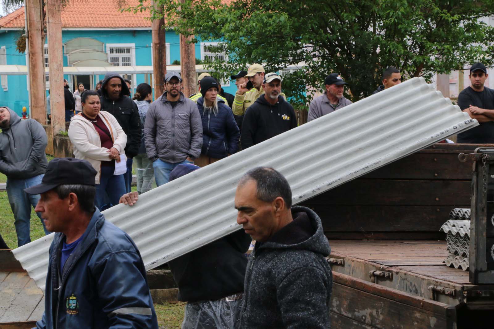 Defesa Civil encaminha 5,2 mil telhas para famílias afetadas por chuva de granizo em Castro